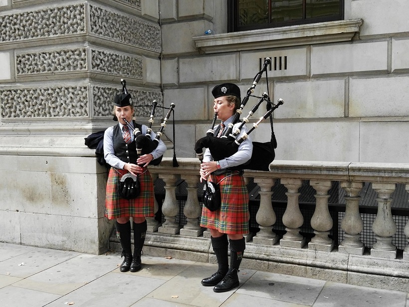 folk-costume-quiz-3-kilt-tartans-bagpipes-scotland-united-kingdom